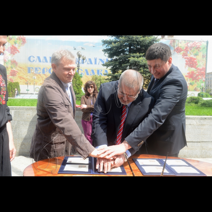 14 травня 2015 р.

На Майдані Незалежності в Києві відбулася презентація та спецпогашення поштових марок «Кримські татари – корінний народ Криму – України», випущених на тему історії кримськотатарського народу. Спецпогашення відбудеться в рамках заходів до річниці депортації кримських татар.   

Серія «Народності України» складається з 4-ох поштових марок «Дюрбе перших кримських ханів», «Майстер мідник», «Кримськотатарський воїн» та «Танок «Хайтарма». 

Микола Кочубей - художник автор ескізів,  Рефат Чубаров -  голова Меджлісу кримськотатарського народу,  Ігор Ткачук в.о. гендиректора  Укрпошти (погашення марки)