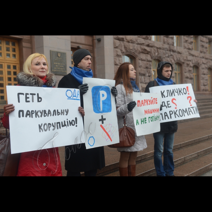 Партія «ДемАльянс» перед Киїрадою  провела акцію протесту «Чорний нал для Кличка». Під час сесії фракції Київради фракція «ДемАльянсу» буде вимагала зупинити незаконні готівкові побори за паркування в Києві.