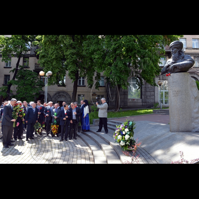 18 травня 2015 року. 

Київ,18 травня, в день Конституції, а також державного свята Дня Відродження, Єдності і поезії Махтумкулі Фрагі Посольством Туркменістану в Україні було організовано покладання квітів до пам'ятника поета в Києві. В урочистому заході взяли участь співробітники Посольства Туркменістану, представники МЗС України, глави українських компаній, що працюють в Туркменістані, акредитовані посли, представники мерії Києва, а також студентська молодь Туркменістану, яка навчається в Україні і представники туркменської діаспори.