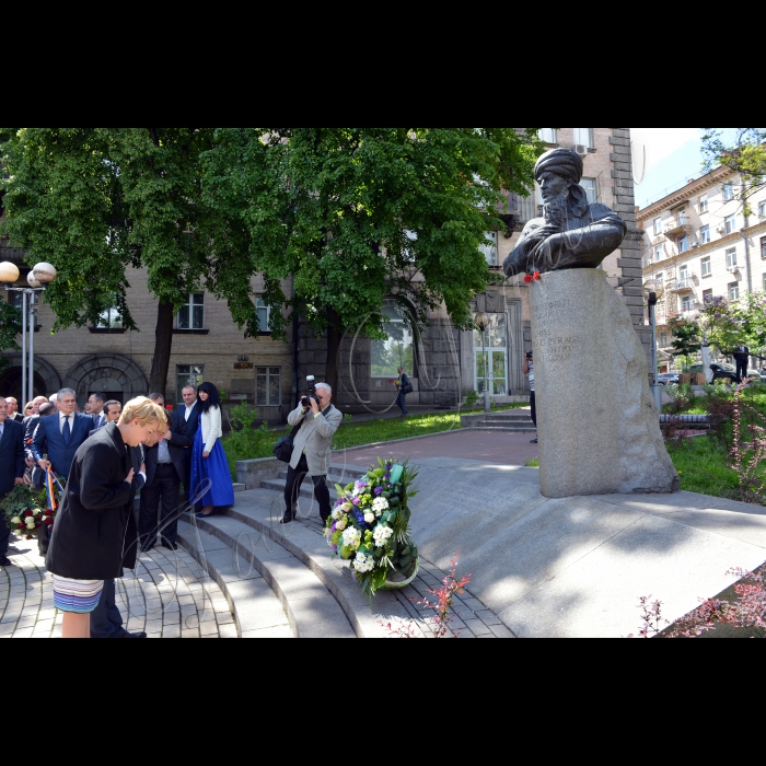 18 травня 2015 року. 

Київ,18 травня, в день Конституції, а також державного свята Дня Відродження, Єдності і поезії Махтумкулі Фрагі Посольством Туркменістану в Україні було організовано покладання квітів до пам'ятника поета в Києві. В урочистому заході взяли участь співробітники Посольства Туркменістану, представники МЗС України, глави українських компаній, що працюють в Туркменістані, акредитовані посли, представники мерії Києва, а також студентська молодь Туркменістану, яка навчається в Україні і представники туркменської діаспори.

Галібаренко Наталія - Перший заступник Міністра закордонних справ України, Аманмурадов Нурберди Аманмурадовіч - Надзвичайний і Повноважний Посол Туркменістану в Україні