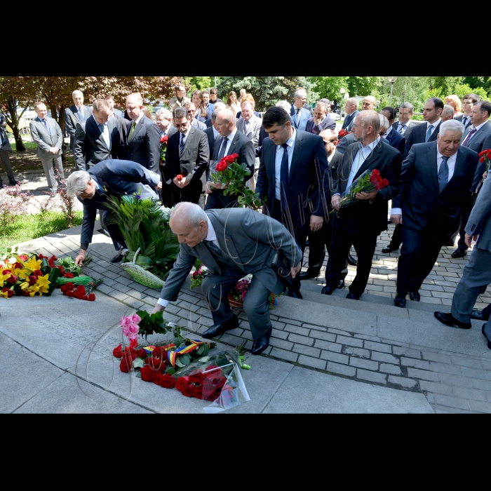 18 травня 2015 року. 

Київ,18 травня, в день Конституції, а також державного свята Дня Відродження, Єдності і поезії Махтумкулі Фрагі Посольством Туркменістану в Україні було організовано покладання квітів до пам'ятника поета в Києві. В урочистому заході взяли участь співробітники Посольства Туркменістану, представники МЗС України, глави українських компаній, що працюють в Туркменістані, акредитовані посли, представники мерії Києва, а також студентська молодь Туркменістану, яка навчається в Україні і представники туркменської діаспори.