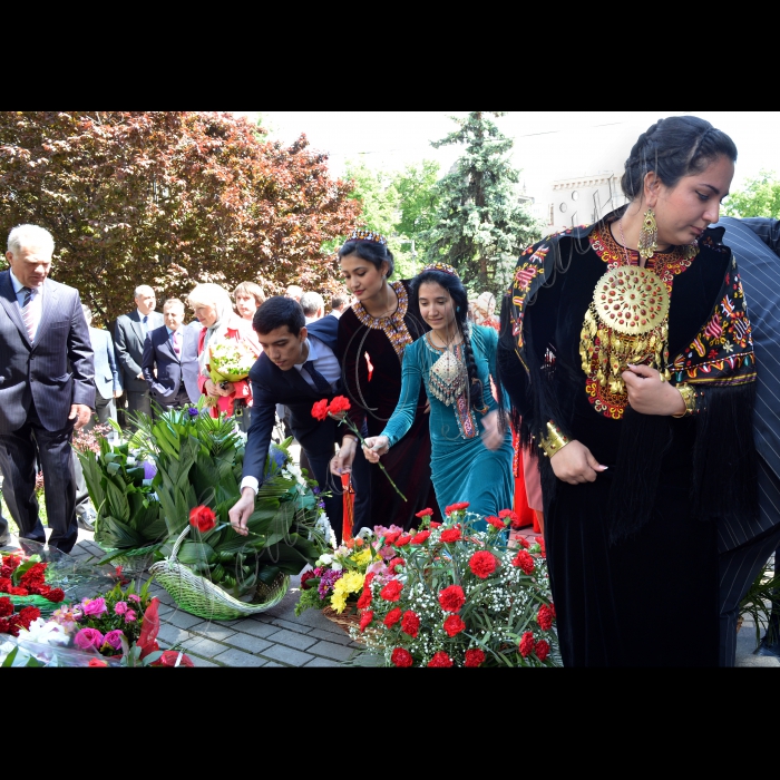 18 травня 2015 року. 

Київ,18 травня, в день Конституції, а також державного свята Дня Відродження, Єдності і поезії Махтумкулі Фрагі Посольством Туркменістану в Україні було організовано покладання квітів до пам'ятника поета в Києві. В урочистому заході взяли участь співробітники Посольства Туркменістану, представники МЗС України, глави українських компаній, що працюють в Туркменістані, акредитовані посли, представники мерії Києва, а також студентська молодь Туркменістану, яка навчається в Україні і представники туркменської діаспори.