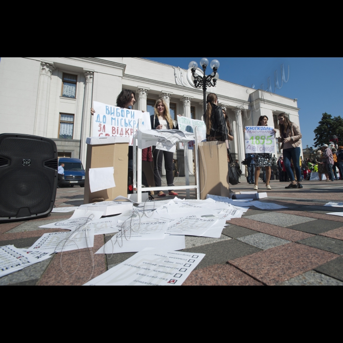 19 травня 2015 Площа перед ВР. Активісти реанімаційне пакету Реформ демонструють , хто прийде до влади в результаті місцевих виборів, якщо депутати Верховної Ради України не проголосують за новий Закон про місцеві вибори. Активісти покажуть громадськості та ЗМІ опечатані урни з бюлетенями з потенційними результатами місцевих виборів: корупціонери, сепаратисти , гречкосії , місцеві феодали можуть посилити свій вплив на місцеві ради , у разі якщо жовтневе волевиявлення відбудеться за старими правилами.