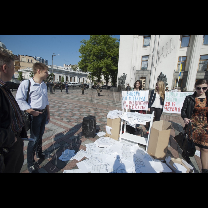 19 травня 2015 Площа перед ВР. Активісти реанімаційне пакету Реформ демонструють , хто прийде до влади в результаті місцевих виборів, якщо депутати Верховної Ради України не проголосують за новий Закон про місцеві вибори. Активісти покажуть громадськості та ЗМІ опечатані урни з бюлетенями з потенційними результатами місцевих виборів: корупціонери, сепаратисти , гречкосії , місцеві феодали можуть посилити свій вплив на місцеві ради , у разі якщо жовтневе волевиявлення відбудеться за старими правилами.