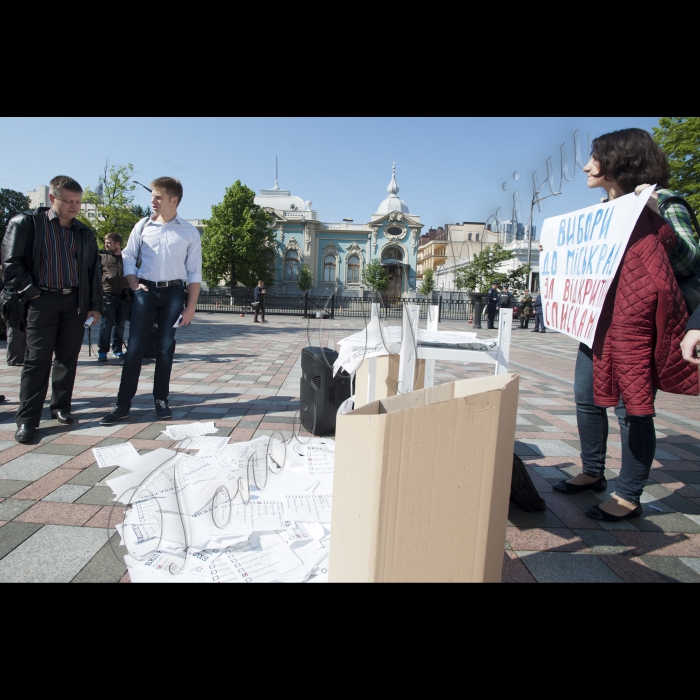 19 травня 2015 Площа перед ВР. Активісти реанімаційне пакету Реформ демонструють , хто прийде до влади в результаті місцевих виборів, якщо депутати Верховної Ради України не проголосують за новий Закон про місцеві вибори. Активісти покажуть громадськості та ЗМІ опечатані урни з бюлетенями з потенційними результатами місцевих виборів: корупціонери, сепаратисти , гречкосії , місцеві феодали можуть посилити свій вплив на місцеві ради , у разі якщо жовтневе волевиявлення відбудеться за старими правилами.