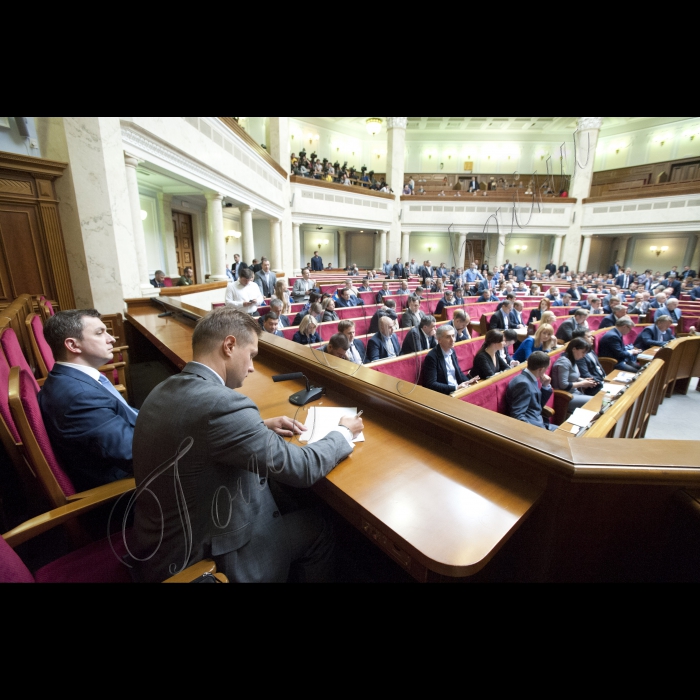 19 травня 2015
Пленарне засідання Верховної ради України.
в гостьовій ложі Голова Антимонопольного комітету України Ю.Терентьєв (праворуч) і Голова Фонду Держмайна І.Білоус