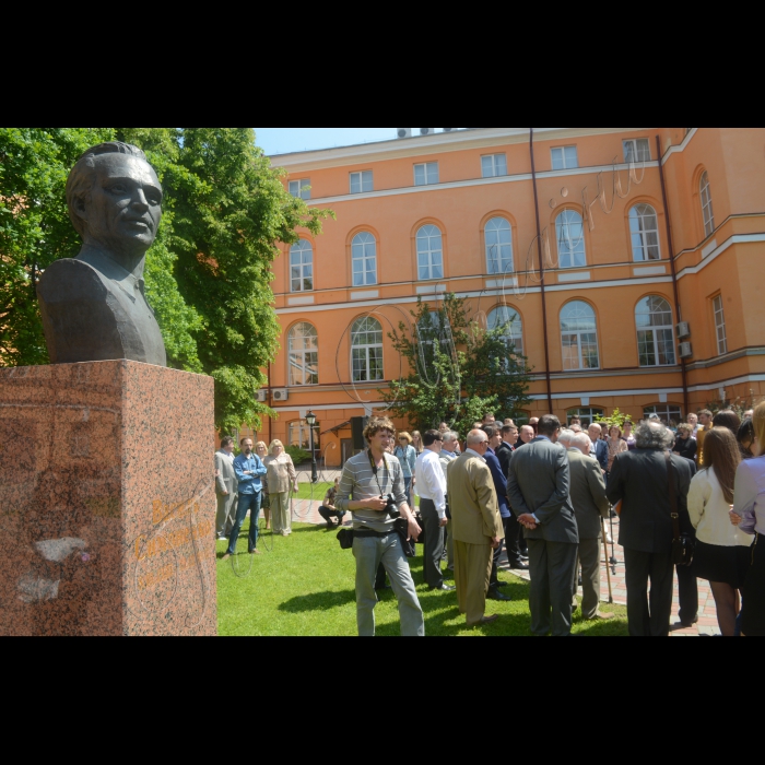 20 травня 2015 р.

У дворі Червоного корпусу Університету ім. Т.Г. Шевченка відбулося урочисте відкриття пам’ятника письменнику,  журналісту, шестидесятнику  Василю Симоненку – у рамках Всеукраїнської просвітницької кампанії «Імена України».