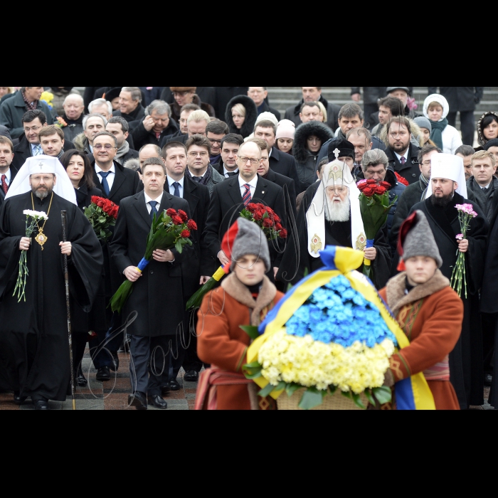 У День Соборності України члени Кабінету Міністрів України взяли участь у церемонії покладання квітів до пам’ятників Тарасу Шевченку і Михайлу Грушевському.
Кириленко В., Яценюк, патріарх Філарет