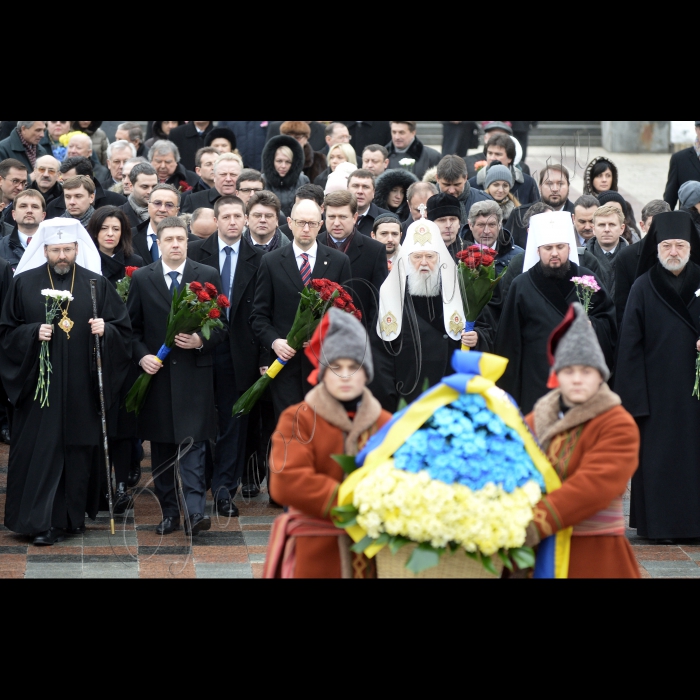 У День Соборності України члени Кабінету Міністрів України взяли участь у церемонії покладання квітів до пам’ятників Тарасу Шевченку і Михайлу Грушевському. Кириленко В., Яценюк, патріарх Філарет