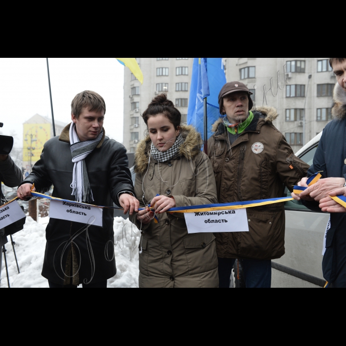 Біля Українського дому (м. Київ, вул. Хрещатик, 2) відбувся флешмоб на честь Дня Соборності.
У рамках акції, люди ВОЛІ та громадські активісти символічно об’єднають 27 українських регіонів в Єдину Соборну синьо-жовту стрічку.