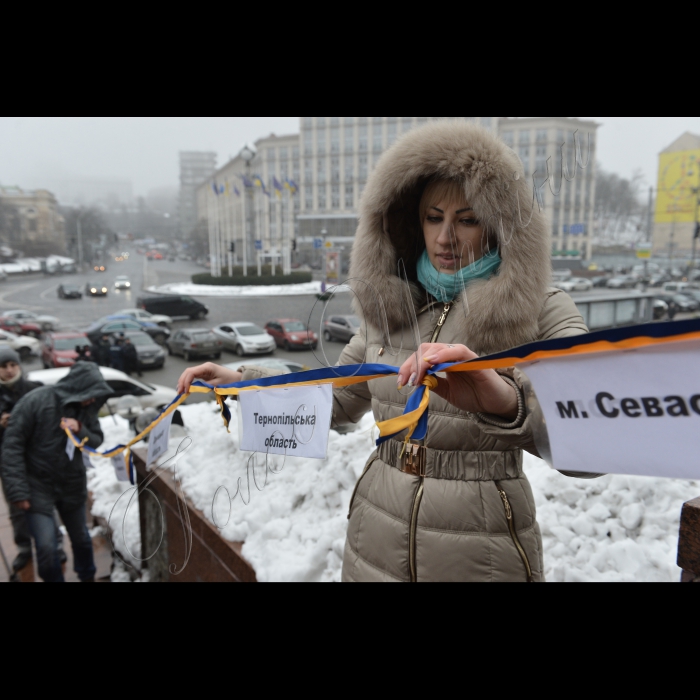 Біля Українського дому (м. Київ, вул. Хрещатик, 2) відбувся флешмоб на честь Дня Соборності.
У рамках акції, люди ВОЛІ та громадські активісти символічно об’єднають 27 українських регіонів в Єдину Соборну синьо-жовту стрічку.