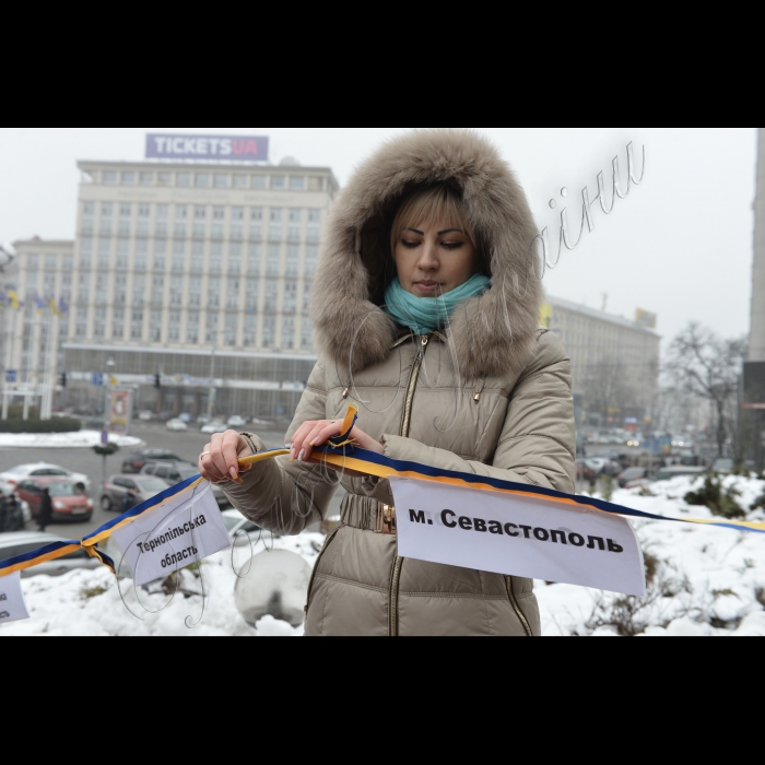 Біля Українського дому (м. Київ, вул. Хрещатик, 2) відбувся флешмоб на честь Дня Соборності.
У рамках акції, люди ВОЛІ та громадські активісти символічно об’єднають 27 українських регіонів в Єдину Соборну синьо-жовту стрічку.