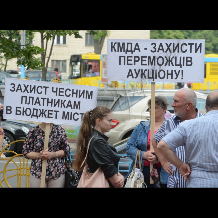 27 травня 2015
Відбулася мирна акція протесту проти нищення малого бізнесу в Печерському районі міста Києва, свавільних демонтажів об’єктів сезонної торгівлі та поведінки голови Печерської РДА Сергія Мартинчука під гаслами ”Адміністрація району нищить ініціативи міста та ігнорує його розпорядження”, ”Чиновник, дай працювати переможцям інвестиційного конкурсу”, ”Малий бізнес заслуговує на повагу”, ”Нищення малого бізнесу - ганьба Печерського району Києва”.