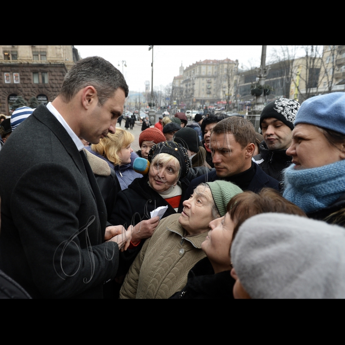 28 січня 2015
Київ. Працівники київських підприємств пікетували міськраду з вимогою не підвищувати  втричі  розмір плати за землю, на якій розташовані підприємства.  Київська міська рада розглядатиме бюджет міста на 2015 рік. Через брак коштів, серед іншого, депутати планують підвищити розмір плати за землю до 3 відсотків від нормативно-грошової оцінки.
Міський голова Віталій Кличко.
