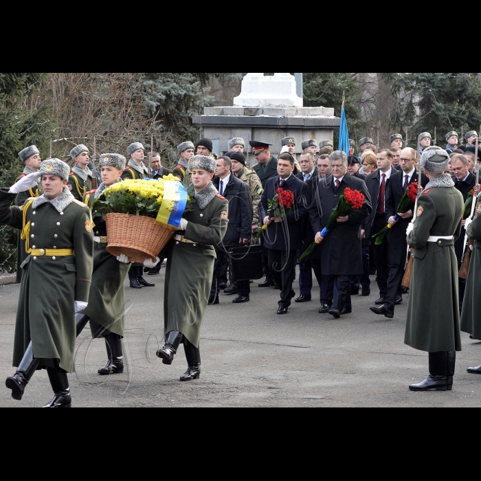 29 січня 2015
Голова Верховної Ради України Володимир Гройсман, Президент України Петро Порошенко, Прем'єр-міністр Арсеній Яценюк  під час покладання квітів до пам’ятного хреста Героям Крут на Аскольдовій могилі.
