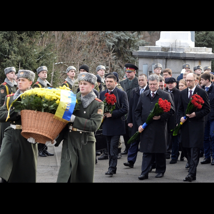 29 січня 2015
Голова Верховної Ради України Володимир Гройсман, Президент України Петро Порошенко, Прем'єр-міністр Арсеній Яценюк  під час покладання квітів до пам’ятного хреста Героям Крут на Аскольдовій могилі.
