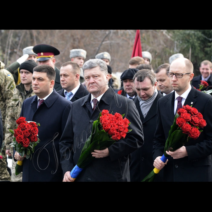 29 січня 2015
Голова Верховної Ради України Володимир Гройсман, Президент України Петро Порошенко, Прем'єр-міністр Арсеній Яценюк  під час покладання квітів до пам’ятного хреста Героям Крут на Аскольдовій могилі.
