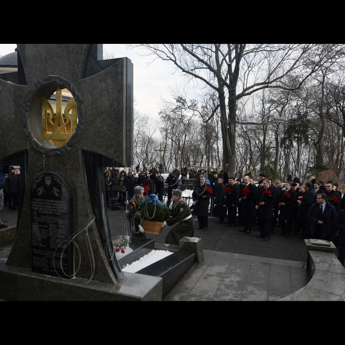 29 січня 2015
Голова Верховної Ради України Володимир Гройсман, Президент України Петро Порошенко, Прем'єр-міністр Арсеній Яценюк  під час покладання квітів до пам’ятного хреста Героям Крут на Аскольдовій могилі.
