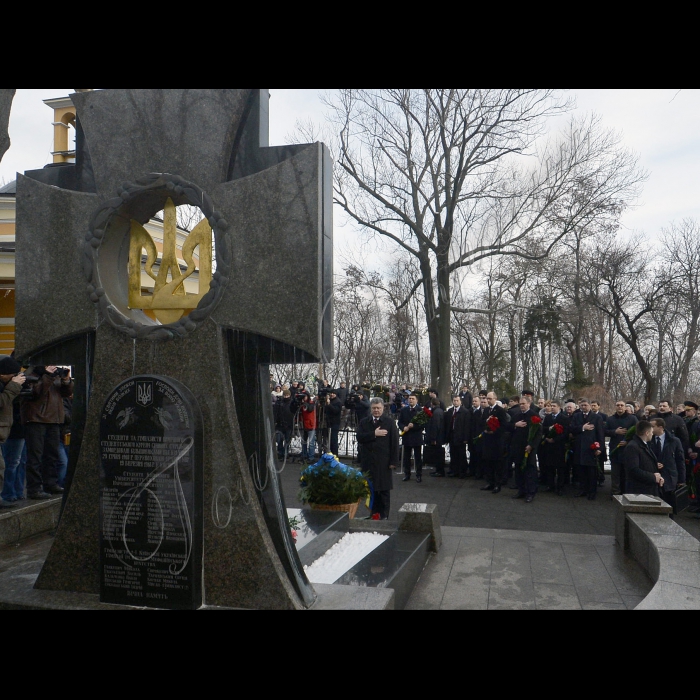 29 січня 2015
Голова Верховної Ради України Володимир Гройсман, Президент України Петро Порошенко, Прем'єр-міністр Арсеній Яценюк  під час покладання квітів до пам’ятного хреста Героям Крут на Аскольдовій могилі.
