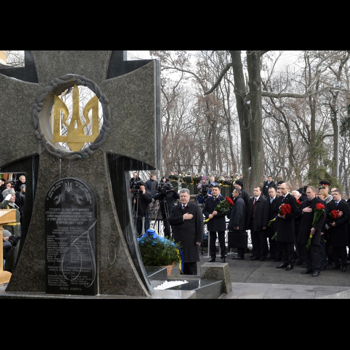 29 січня 2015
Голова Верховної Ради України Володимир Гройсман, Президент України Петро Порошенко, Прем'єр-міністр Арсеній Яценюк  під час покладання квітів до пам’ятного хреста Героям Крут на Аскольдовій могилі.
