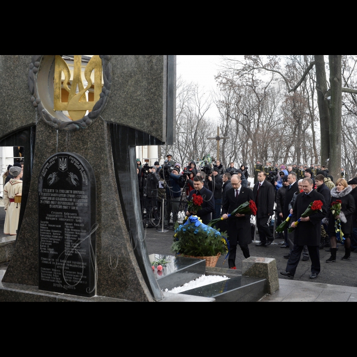 29 січня 2015
Голова Верховної Ради України Володимир Гройсман, Президент України Петро Порошенко, Прем'єр-міністр Арсеній Яценюк  під час покладання квітів до пам’ятного хреста Героям Крут на Аскольдовій могилі.
