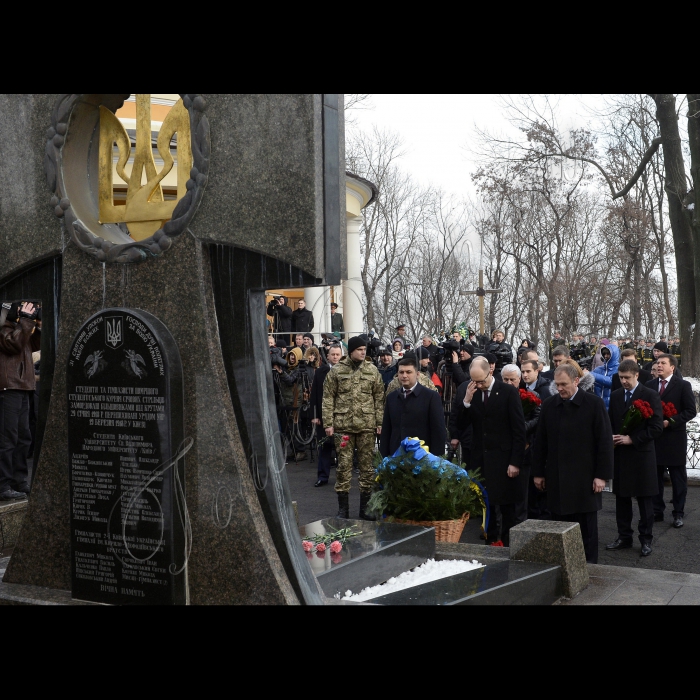 29 січня 2015
Голова Верховної Ради України Володимир Гройсман, Президент України Петро Порошенко, Прем'єр-міністр Арсеній Яценюк  під час покладання квітів до пам’ятного хреста Героям Крут на Аскольдовій могилі.
