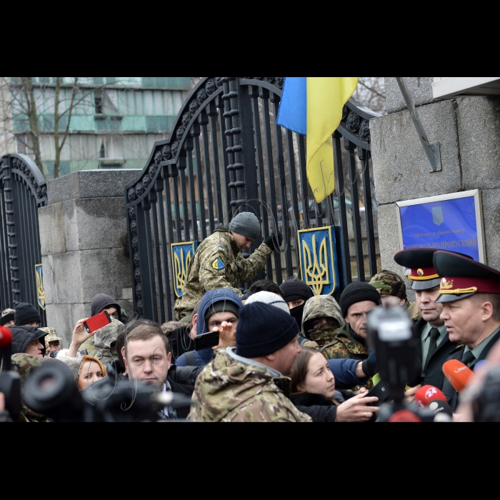  30 січня 2015
Київ. Відбулося пікетування Міністерства оборони України 24-м батальйоном територіальної оборони «Айдар» з вимогою скасування директиви,  яка призведе до розформування батальйону “Айдар”, що, в свою чергу, означатиме його фактичне знищення.
Народний депутат України Сергій Мельничук. 