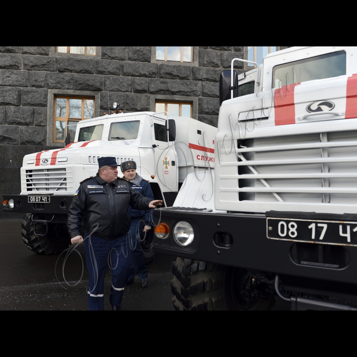 4 лютого 2015 
Голова Державної служби України з надзвичайних ситуацій  Сергій Бочковський.
За дорученням Прем’єр-міністра України Арсенія Яценюка Національна гвардія України передала Державній службі України з надзвичайних ситуацій два броньовані «КрАЗ-5233ВЕ» для евакуації мирних жителів із територій, які перебувають під постійним обстрілом терористів.