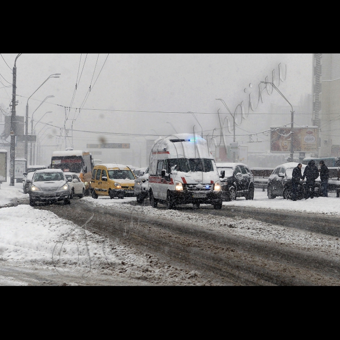 5 лютого 2015
Київ. Снігопад.
Снігопад, який не вщухає з самого ранку, спровокував у столиці транспортний колапс. На дорогах міста працює близько 500 одиниць техніки. Попри це столична ДАІ вже зафіксувала майже 100 дорожньо-транспортних пригод, які спричинив снігопад.
