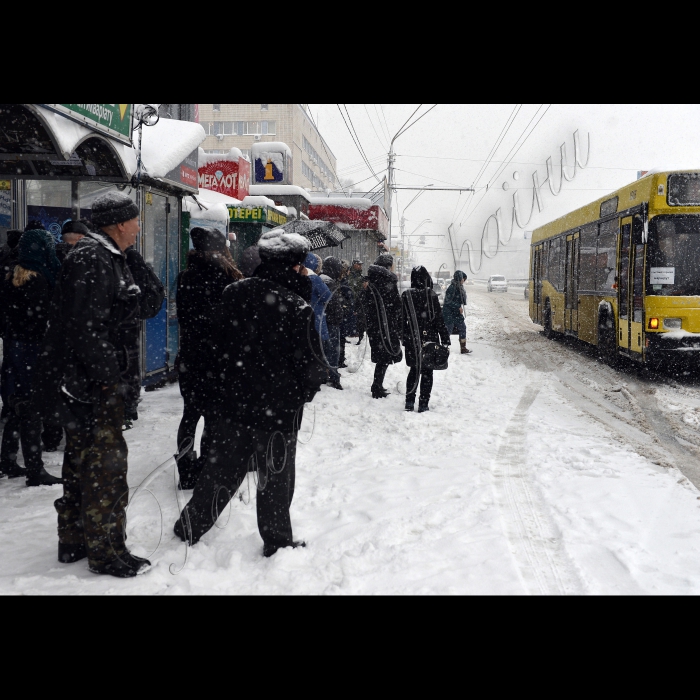 5 лютого 2015
Київ. Снігопад.
Снігопад, який не вщухає з самого ранку, спровокував у столиці транспортний колапс. На дорогах міста працює близько 500 одиниць техніки. Попри це столична ДАІ вже зафіксувала майже 100 дорожньо-транспортних пригод, які спричинив снігопад.
