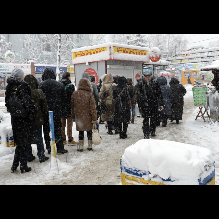 5 лютого 2015
Київ. Снігопад.
Снігопад, який не вщухає з самого ранку, спровокував у столиці транспортний колапс. На дорогах міста працює близько 500 одиниць техніки. Попри це столична ДАІ вже зафіксувала майже 100 дорожньо-транспортних пригод, які спричинив снігопад.
