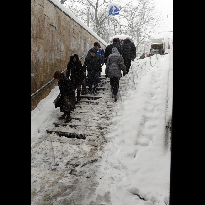 5 лютого 2015
Київ. Снігопад.
Снігопад, який не вщухає з самого ранку, спровокував у столиці транспортний колапс. На дорогах міста працює близько 500 одиниць техніки. Попри це столична ДАІ вже зафіксувала майже 100 дорожньо-транспортних пригод, які спричинив снігопад.
