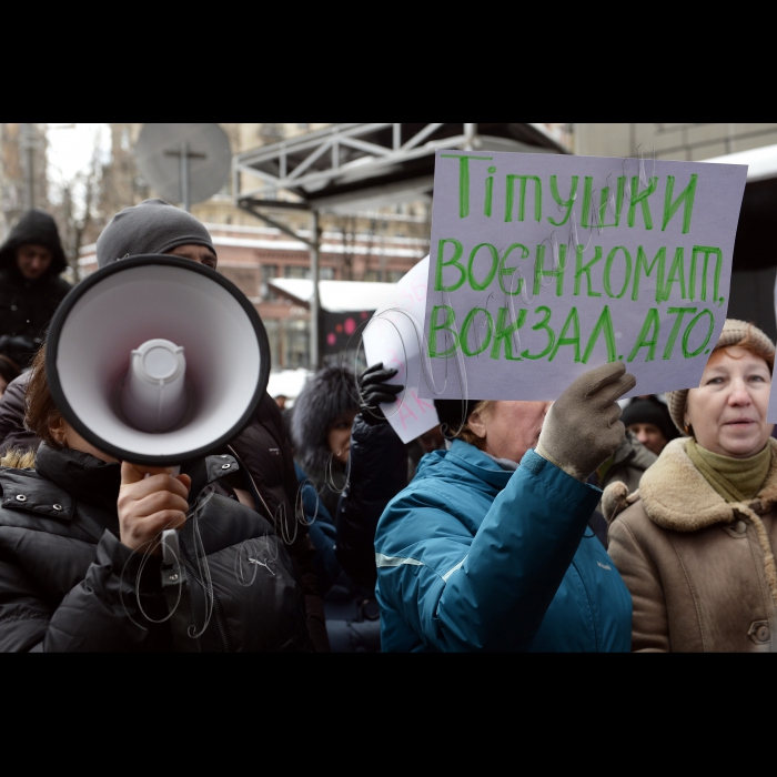 9 лютого 2015
Київ. Біля Київської міської державної адміністрації відбулася акція «Незаконному забудовнику Непопу – люстрацію!». Учасники акції заблокували вхід до КМДА, добиваючись зустрічі з київським міським головою Віталієм Кличком і першим заступником голови КМДА Ігорем Ніконовим. Громадські активісти вимагають негайно звільнити з посади директора комунального підприємства КМДА «Житлоінвестбуд-УКБ», яке продовжує  забудовувати зелені зони Києва (зведення 25-поверхової офісно-житлової будівлі безпосередньо над вольєрами для тварин Київського зоопарку та ін.).
Одночасно відбулася акція проти «професійних пікетувальників».
