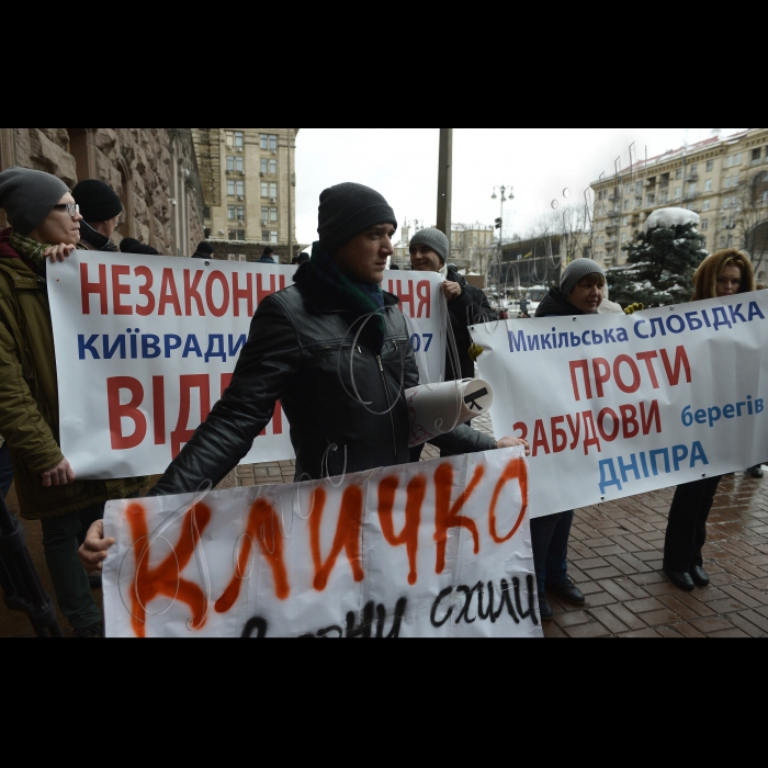 9 лютого 2015
Київ. Біля Київської міської державної адміністрації відбулася акція «Незаконному забудовнику Непопу – люстрацію!». Учасники акції заблокували вхід до КМДА, добиваючись зустрічі з київським міським головою Віталієм Кличком і першим заступником голови КМДА Ігорем Ніконовим. Громадські активісти вимагають негайно звільнити з посади директора комунального підприємства КМДА «Житлоінвестбуд-УКБ», яке продовжує  забудовувати зелені зони Києва (зведення 25-поверхової офісно-житлової будівлі безпосередньо над вольєрами для тварин Київського зоопарку та ін.).
Одночасно відбулася акція проти «професійних пікетувальників».
