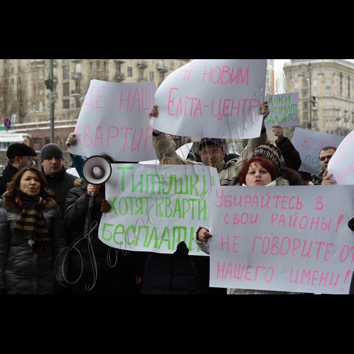 9 лютого 2015
Київ. Біля Київської міської державної адміністрації відбулася акція «Незаконному забудовнику Непопу – люстрацію!». Учасники акції заблокували вхід до КМДА, добиваючись зустрічі з київським міським головою Віталієм Кличком і першим заступником голови КМДА Ігорем Ніконовим. Громадські активісти вимагають негайно звільнити з посади директора комунального підприємства КМДА «Житлоінвестбуд-УКБ», яке продовжує  забудовувати зелені зони Києва (зведення 25-поверхової офісно-житлової будівлі безпосередньо над вольєрами для тварин Київського зоопарку та ін.).
Одночасно відбулася акція проти «професійних пікетувальників».
