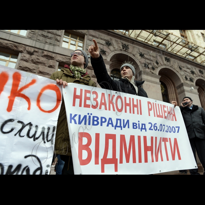 9 лютого 2015
Київ. Біля Київської міської державної адміністрації відбулася акція «Незаконному забудовнику Непопу – люстрацію!». Учасники акції заблокували вхід до КМДА, добиваючись зустрічі з київським міським головою Віталієм Кличком і першим заступником голови КМДА Ігорем Ніконовим. Громадські активісти вимагають негайно звільнити з посади директора комунального підприємства КМДА «Житлоінвестбуд-УКБ», яке продовжує  забудовувати зелені зони Києва (зведення 25-поверхової офісно-житлової будівлі безпосередньо над вольєрами для тварин Київського зоопарку та ін.).
Одночасно відбулася акція проти «професійних пікетувальників».
