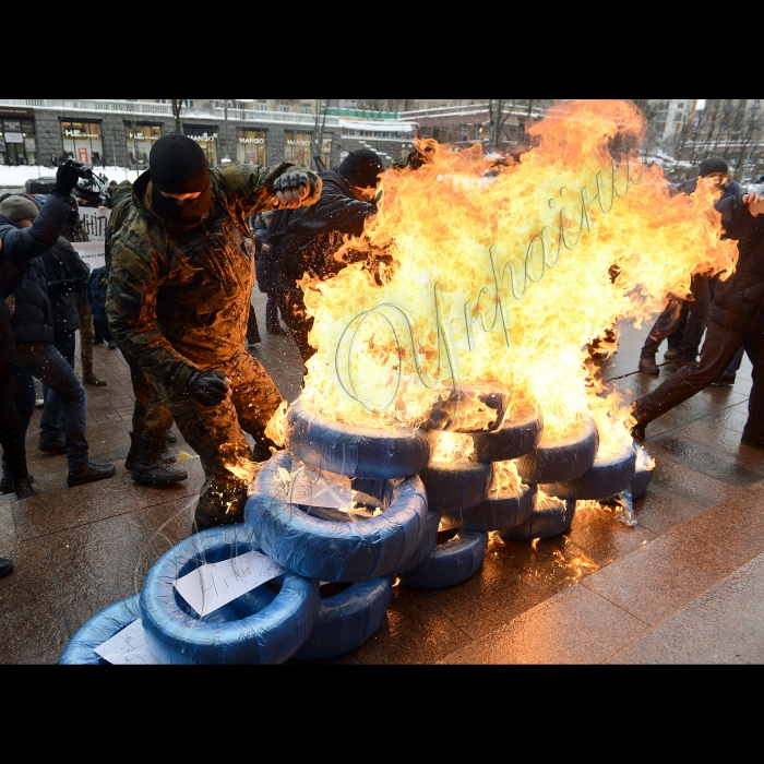 9 лютого 2015
Біля Київської міської державної адміністрації відбувся мітинг проти підвищення тарифів на проїзд у метро
Противники подорожчання проїзду у Київському метрополітені провели мітинг біля КМДА, під час якого на знак протесту підпалили шини. Як повідомляє прес-служба ГУ МВС України у м. Києві, мітинг був санкціонований, проте за підпал шин затримали чотирьох учасників акції протесту. Їх доставили у відділок для надання пояснень. У ході акції постраждав один чоловік, якого з опіками доставили до лікарні.
