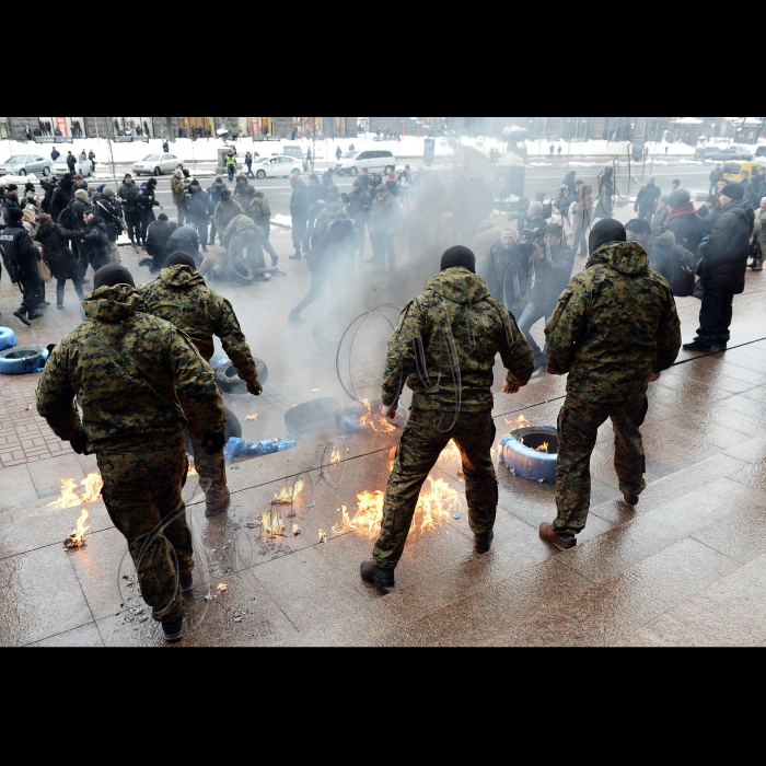 9 лютого 2015
Біля Київської міської державної адміністрації відбувся мітинг проти підвищення тарифів на проїзд у метро
Противники подорожчання проїзду у Київському метрополітені провели мітинг біля КМДА, під час якого на знак протесту підпалили шини. Як повідомляє прес-служба ГУ МВС України у м. Києві, мітинг був санкціонований, проте за підпал шин затримали чотирьох учасників акції протесту. Їх доставили у відділок для надання пояснень. У ході акції постраждав один чоловік, якого з опіками доставили до лікарні.
