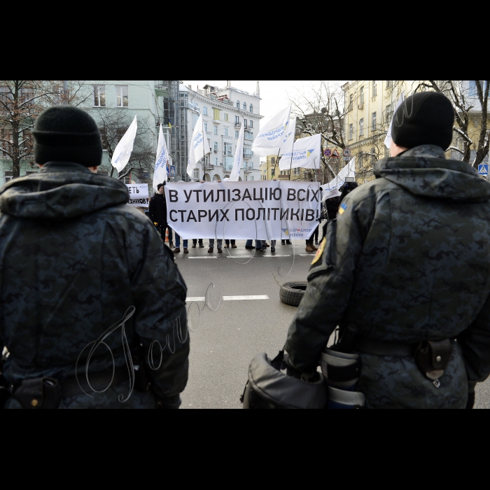 10 лютого 2015
Біля АПУ відбувся пікет під гаслом  «В утилізацію всіх старих політиків!». Організатор: Всеукраїнське об’єднання «Відродження України».
