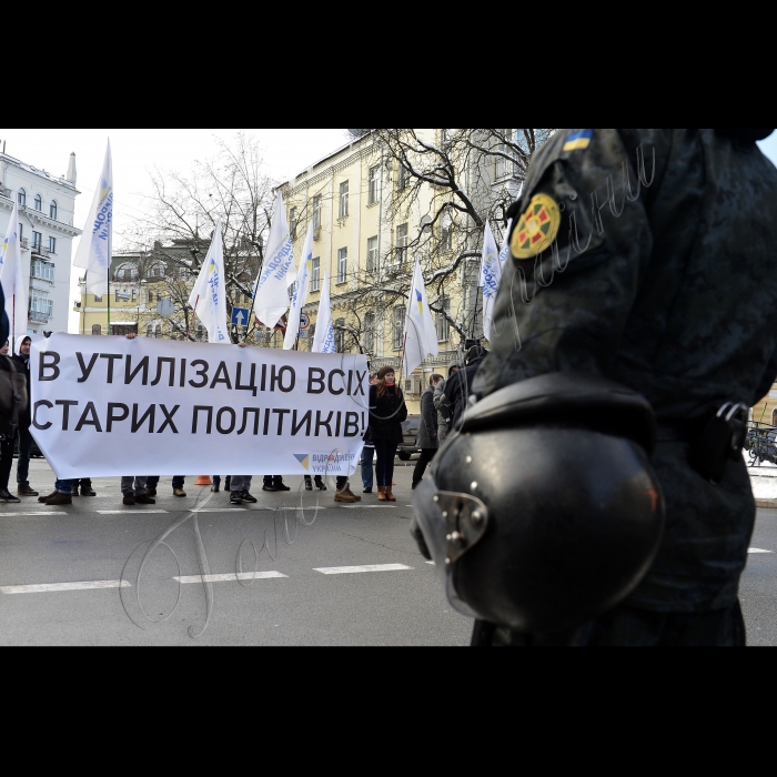 10 лютого 2015
Біля АПУ відбувся пікет під гаслом  «В утилізацію всіх старих політиків!». Організатор: Всеукраїнське об’єднання «Відродження України».
