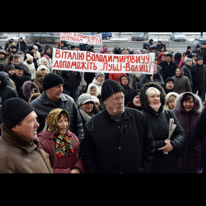 11 лютого 2015
Біля КМДА відбулась акція протесту працівників та пенсіонерів Агрокомбінату «Пуща-Водиця» за участі ветеранів АТО -- проти розкрадання земель підприємства.
