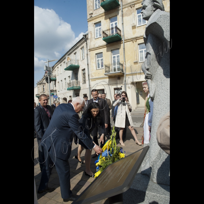 Литовська Республіка, Вільнюс Народні депутати України, представники посольства і української громади поклали квіти до пам’ятника Траасу Шевченку у Вільнюсі