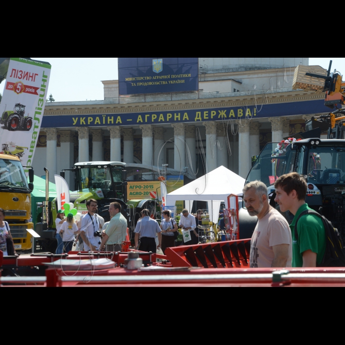 3 червня 2015
Офіційне відкриття XXVII Міжнародної агропромислової виставки «АГРО-2015». Під час виставки проходить Український форум з аграрної та продовольчої стратегії - Єдина комплексна стратегія розвитку сільського господарства та сільських територій в Україні на 2015 – 2020 роки.