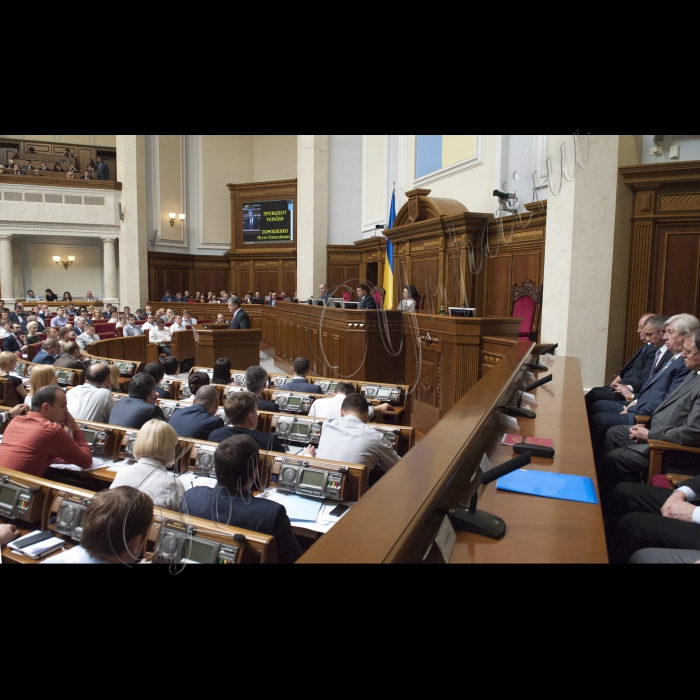 04 червня 2015

Президент України Петро Порошенко виступив у парламенті із щорічним Посланням до Верховної Ради про внутрішнє і зовнішнє становище України.