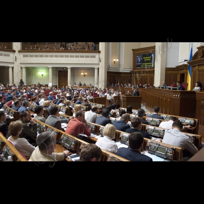 04 червня 2015

Президент України Петро Порошенко виступив у парламенті із щорічним Посланням до Верховної Ради про внутрішнє і зовнішнє становище України.