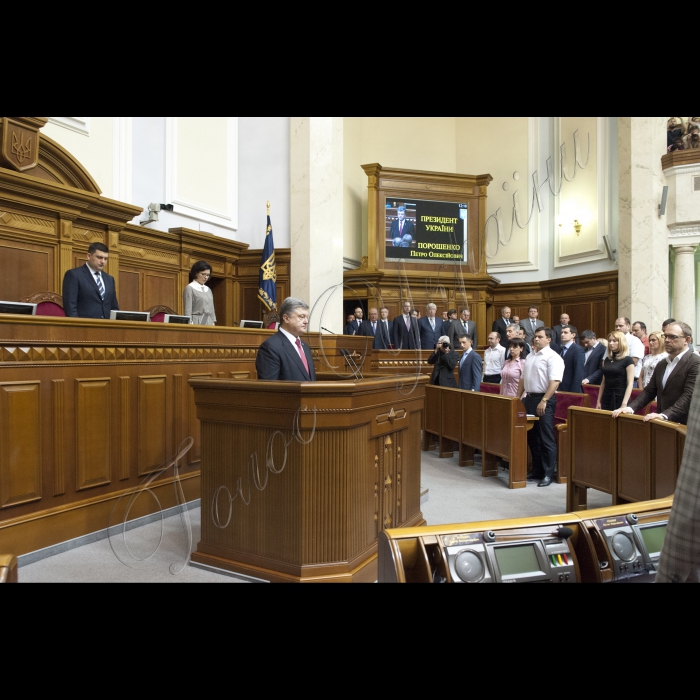 04 червня 2015

Президент України Петро Порошенко виступив у парламенті із щорічним Посланням до Верховної Ради про внутрішнє і зовнішнє становище України.
Хвилина мовчання за загиблими