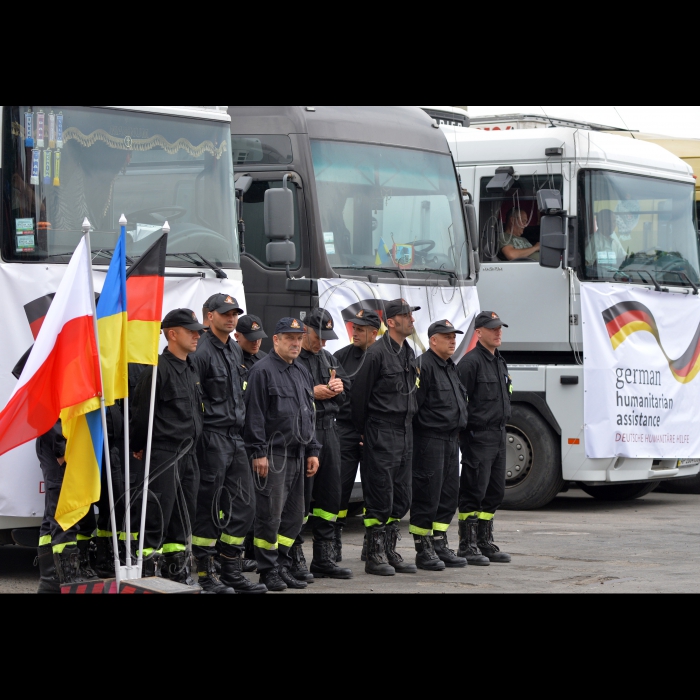 16 червня 2015
Прес-конференція, приурочена до прибуття в Україну польсько-німецької гуманітарної допомоги для внутрішньо переміщених осіб, які нині проживають на території Запорізької області
У столиці відбулася урочиста церемонія передачі 360 тонн гуманітарної допомоги для внутрішньо переміщених осіб від польсько-німецького уряду.
 В Україну прибуло 200 тонн – від польської сторони та 160 тонн – від німецької сторони. Продуктові набори які мають тривалий термін придатності, предмети особистої гігієни, спальні мішкі, ковдри, туристичні ліжка, медикаменти і медичні засобів, шкільне приладдя.