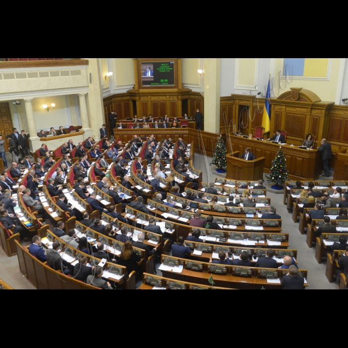 23 грудня 2014. Пленарне засідання Верховної Ради України. ВР проголосувала за відмову від позаблокового статусу України. За відповідне рішення проголосували 303 народні депутати. Депутати підтримали законопроект Петра Порошенка 