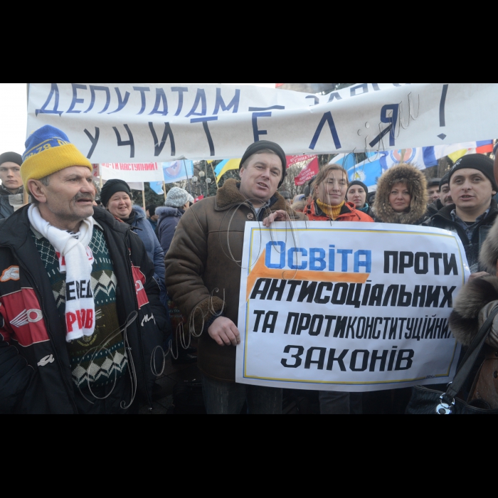 23 грудня 2014. Під будівлею Верховної Ради в Києві відбувся цілий ряд мітингів у зв'язку з розглядом бюджету-2015. Мітинг учителів та освітян біля Верховної Ради України з вимогою збереження норм щодо навантаження вчителів та надбавок до зарплати.
