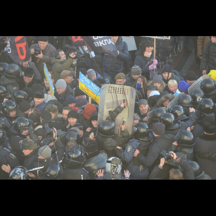 23 грудня 2014. Під будівлею Верховної Ради в Києві відбувся цілий ряд мітингів у зв'язку з розглядом бюджету-2015. Сутичка між правоохоронцями та учасниками мітингу ошуканих вкладників.